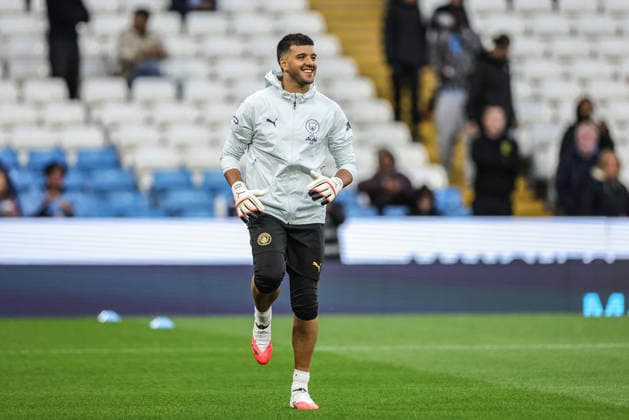 Manchester City v Norwich City - Carabao Cup Third Round Manchester City goalkeeper Geronimo Rulli warms up before the Carabao Cup round 3 match against Norwich City at Etihad Stadium in Manchester, United Kingdom, on September 17, 2026. Manchester Greater Manchester United, ManU Kingdom  Copyright: xNewsxImagesx originalFilename:cosgrove-carabaoc260917_npq8T