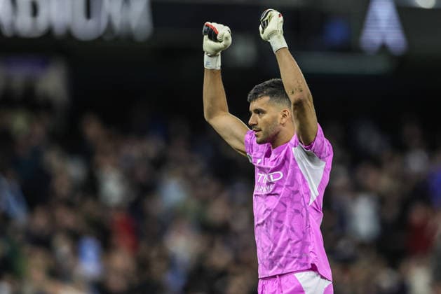 Manchester City v Norwich City - Carabao Cup Third Round Manchester City goalkeeper Geronimo Rulli celebrates as Rayan Cherki of Manchester City scores to make it 2-0 during the Carabao Cup round 3 match Manchester City vs Norwich City at Etihad Stadium, Manchester, United Kingdom, on September 17, 2026. Manchester Greater Manchester United, ManU Kingdom  Copyright: xNewsxImagesx originalFilename:cosgrove-carabaoc260917_np7mZ