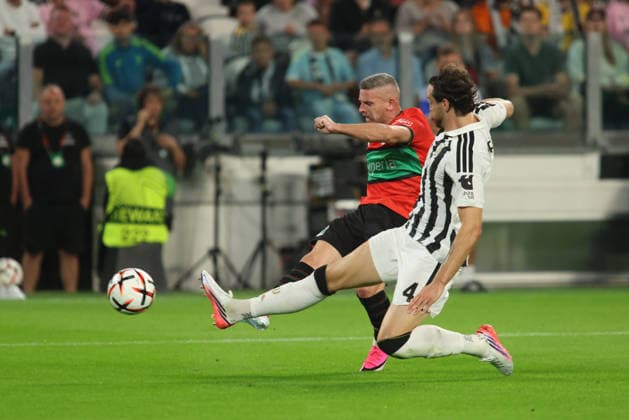 IPA88651438 - Bryan Linssen of NEC Nijmegen and Federico Gatti of Juventus FC during the UEFA Europa League match between Juventus FC and NEC Nijmegen in the 2026–27 season, held on September 17, 2026, at Allianz Stadium in Turin, Italy. Photo by Nderim KACELI  Copyright: xNderimxKaceli IPAxSportx xx IPA88651438
