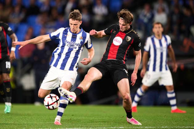 Real Sociedad de Futbol v AFC Bournemouth - UEFA Europa League 2026 27 League Phase MD1 Benat Turrientes of Real Sociedad duels for the ball with Alex Scott of AFC Bournemouth during the UEFA Europa League 2026 27 Phase MD1 match between Real Sociedad and AFC Bournemouth at Estadio Anoeta in San Sebastian, Spain, on September 17, 2026. San Sebastian Spain  Copyright: xCesarxOrtizxGonzalezx originalFilename:ortizgonzalez-realsoci260917_npVus.jpg