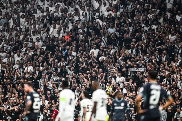 Besiktas v Olympique Marseille - UEFA Europa League ISTANBUL, TURKIYE - SEPTEMBER 17: Fans of Besiktas show their support during the UEFA Europa League Week 1 match between Besiktas and Olympique Marseille at Tupras Stadium in Istanbul, Turkiye, on September 17, 2026. Hakan Akgun Anadolu Istanbul Turkey. Editorial use only. Please get in touch for any other usage.  Copyright: x2026xAnadoluxHakanxAkgunx