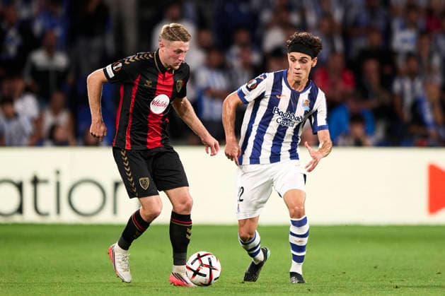 Real Sociedad de Futbol v AFC Bournemouth - UEFA Europa League 2026 27 League Phase MD1 Adrien Truffert of AFC Bournemouth duels for the ball with Hector Fort of Real Sociedad during the UEFA Europa League 2026 27 Phase MD1 match between Real Sociedad and AFC Bournemouth at Estadio Anoeta in San Sebastian, Spain, on September 17, 2026. San Sebastian Spain  Copyright: xCesarxOrtizxGonzalezx originalFilename:ortizgonzalez-realsoci260917_np5MT.jpg