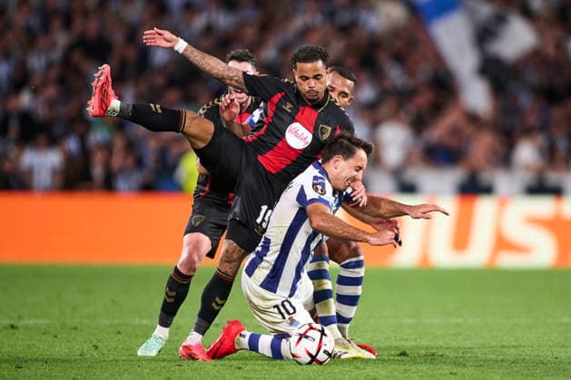 Real Sociedad de Futbol v AFC Bournemouth - UEFA Europa League 2026 27 League Phase MD1 Justin Kluivert of AFC Bournemouth duels for the ball with Yangel Herrera and Mikel Oyarzabal of Real Sociedad during the UEFA Europa League 2026 27 Phase MD1 match between Real Sociedad and AFC Bournemouth at Estadio Anoeta in San Sebastian, Spain, on September 17, 2026. San Sebastian Spain  Copyright: xCesarxOrtizxGonzalezx originalFilename:ortizgonzalez-realsoci260917_npmRp.jpg