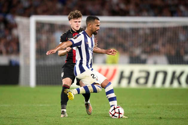 Real Sociedad de Futbol v AFC Bournemouth - UEFA Europa League 2026 27 League Phase MD1 Yangel Herrera of Real Sociedad duels for the ball with Ben Gannon-Doak of AFC Bournemouth during the UEFA Europa League 2026 27 Phase MD1 match between Real Sociedad and AFC Bournemouth at Estadio Anoeta in San Sebastian, Spain, on September 17, 2026. San Sebastian Spain  Copyright: xCesarxOrtizxGonzalezx originalFilename:ortizgonzalez-realsoci260917_npgiY.jpg