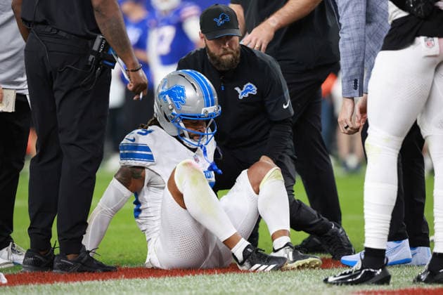 Detroit Lions vs Buffalo Bills ORCHARD PARK, NEW YORK - SEPTEMBER 17: Cornerback Avonte Maddox 29 of the Detroit Lions is helped off of the field after being injured during the first half of an NFL, American Football Herren, USA football game between the Detroit Lions and the Buffalo Billsat Highmark Stadium in Orchard Park, New York, USA, on Thursday, September 17, 2026 Orchard Park New York United States  Copyright: xJorgexLemusx originalFilename:lemus-detroitl260917_nptPy.jpg