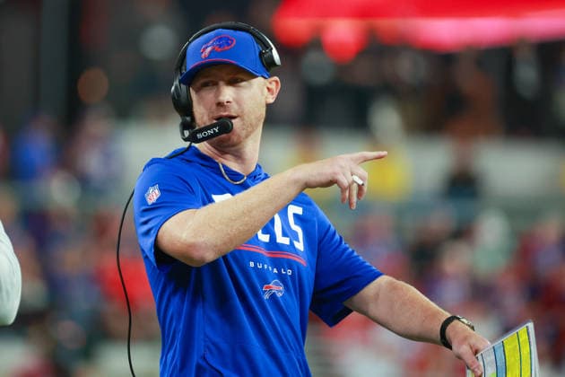 Detroit Lions vs Buffalo Bills ORCHARD PARK, NEW YORK - SEPTEMBER 17: Head coach Joe Brady of the Buffalo Bills communicates during an NFL, American Football Herren, USA football game between the Detroit Lions and the Buffalo Billsat Highmark Stadium in Orchard Park, New York, USA, on Thursday, September 17, 2026 Orchard Park New York United States  Copyright: xAmyxLemusx originalFilename:lemus-detroitl260917_npfql.jpg