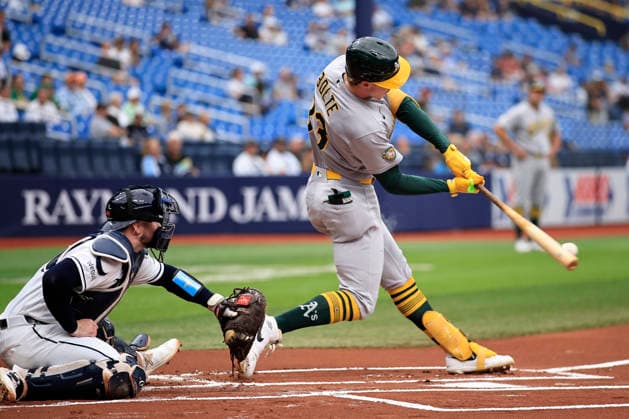 September 17, 2026, St. Petersburg, Florida, USA: Athletics left fielder Henry Bolte (33) fouls off a pitch during an MLB, Baseball Herren, USA game against the Tampa Bay Rays on September 17, 2026 at Tropicana Field. The Rays beat the Athletics 10-1 and swept the series. St. Petersburg USA - ZUMAh180 20260917_zsp_h180_003 Copyright: xKimxHukarix