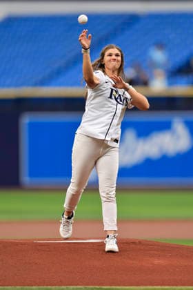 September 17, 2026, St. Petersburg, Florida, USA: LPGA, Golf Damen golfer Melanie Green throws out the Ceremonial First Pitch prior to an MLB, Baseball Herren, USA game between the Tampa Bay Rays and the Athletics on September 17, 2026 at Tropicana Field. The Rays beat the Athletics 10-1 and swept the series. St. Petersburg USA - ZUMAh180 20260917_zsp_h180_004 Copyright: xKimxHukarix