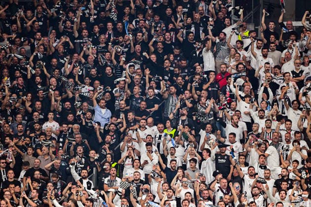Besiktas v Olympique Marseille - UEFA Europa League ISTANBUL, TURKIYE - SEPTEMBER 17: Besiktas supporters cheer for their team during the UEFA Europa League Week 1 match between Besiktas and Olympique Marseille at Tupras Stadium in Istanbul, Turkiye, on September 17, 2026. Serhat Cagdas Anadolu Istanbul Turkey. Editorial use only. Please get in touch for any other usage.  Copyright: x2026xAnadoluxSerhatxCagdasx