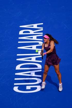 September 17, 2026: TO-45153- GUADALAJARA 2026. .La estadounidense Iva Jovic dio un paso m& xe1;s en la defensa de su t& xed;tulo en el Guadalajara Open 2026, luego de imponerse a la turca Zeynep S& xf6;nmez por 7-6(5) y 6-4, en los octavos de final del torneo disputado sobre la cancha dura del Centro Panamericano de Tenis. Jovic, segunda sembrada y campeona de la edici& xf3;n anterior, tuvo que emplearse a fondo ante una combativa S& xf6;nmez, pero respondi& xf3; en los momentos decisivos para quedarse con la victoria en un encuentro de dos horas y ocho minutos. Con este resultado, la estadounidense asegur& xf3; su lugar en los cuartos de final y mantiene firme su intenci& xf3;n de repetir el campeonato en Guadalajara..Guadalajara, Jalisco. Clasos.com.mx - ZUMAcs4_ 20260917_faa_cs4_001 Copyright: xDiegoxMorenox