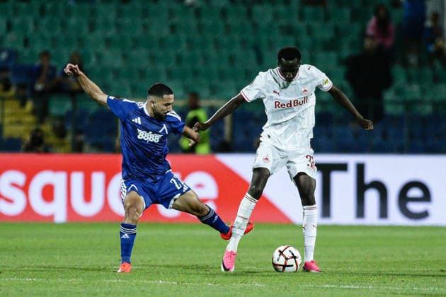 SOCCER - UEFA Europa League - PFC Levski vs. FC Red Bull Salzburg Photo by IPA ABACAPRESS.COM88645191 - Salzburg s Abubakr Barry in action against Levski s Mazire Soula during the Europa League match between PFC Levski and FC Red Bull Salzburg at the Vasil Levski National Stadium in Sofia, Bulgaria, on September 17, 2026 Sofia Bulgaria  Copyright: xIPAxSport ABACAx