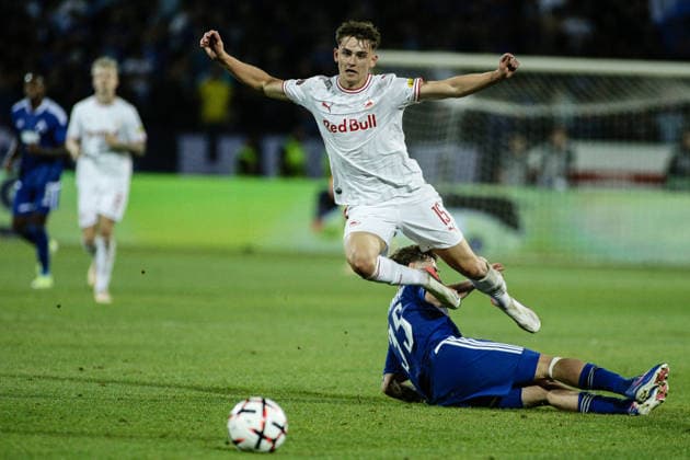 SOCCER - UEFA Europa League - PFC Levski vs. FC Red Bull Salzburg Photo by IPA ABACAPRESS.COM88645184 - Salzburg s Bartosz Mazurek in action against Levski s Serginho during the Europa League match between PFC Levski and FC Red Bull Salzburg at Vasil Levski National Stadium in Sofia, Bulgaria, on September 17, 2026 Sofia Bulgaria  Copyright: xIPAxSport ABACAx