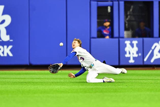 MLB, Baseball Herren, USA Philadelphia Phillies Vs. New York Mets New York Mets right fielder Carson Benge 3 attempts to make a catch during the seventh inning of a baseball game against the Philadelphia Phillies at Citi Field in Corona, on September 17, 2026. Flushing N.Y. United States  Copyright: xGordonxDonovanx originalFilename:donovan-mlbphila260917_npa4F.jpg