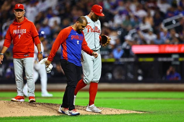 MLB, Baseball Herren, USA Philadelphia Phillies Vs. New York Mets Philadelphia Phillies relief pitcher Jonathan Bowlan 52 leaves the game with assistant athletic trainer Christian Bermudez during the eighth inning of a baseball game against the New York Mets at Citi Field in Corona, on September 17, 2026. Flushing N.Y. United States  Copyright: xGordonxDonovanx originalFilename:donovan-mlbphila260917_npoCC.jpg