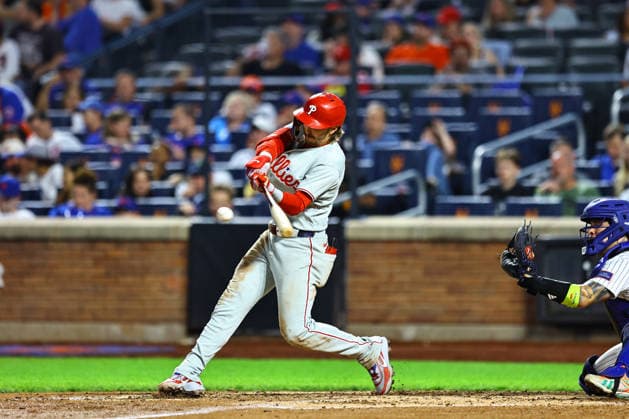 MLB, Baseball Herren, USA Philadelphia Phillies Vs. New York Mets Philadelphia Phillies Bryson Stott 5 hits a double during the seventh inning of a baseball game against the New York Mets at Citi Field in Corona, on September 17, 2026. Flushing N.Y. United States  Copyright: xGordonxDonovanx originalFilename:donovan-mlbphila260917_npp8j.jpg