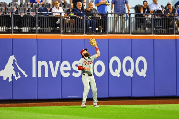MLB, Baseball Herren, USA Philadelphia Phillies Vs. New York Mets Philadelphia Phillies left fielder Brandon Marsh 16 makes a catch during the second inning of a baseball game against the New York Mets at Citi Field in Corona, on September 17, 2026. Flushing N.Y. United States  Copyright: xGordonxDonovanx originalFilename:donovan-mlbphila260917_npYne.jpg