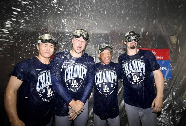 Baseball: Dodgers clinch NL West title (From L) Los Angeles Dodgers Yoshinobu Yamamoto, Tarik Skubal, manager Dave Roberts and Blake Snell celebrate with champagne after the Dodgers clinched their fifth consecutive National League West title with an 8-2 victory over the Cincinnati Reds at Great American Ball Park in Cincinnati, Ohio, on Sept. 17, 2026.  A14AA0005627756P