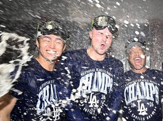 Baseball: Dodgers clinch NL West title (From L) Los Angeles Dodgers Yoshinobu Yamamoto, Tarik Skubal, manager Dave Roberts and Blake Snell celebrate with champagne after the Dodgers clinched their fifth consecutive National League West title with an 8-2 victory over the Cincinnati Reds at Great American Ball Park in Cincinnati, Ohio, on Sept. 17, 2026.  A14AA0005627757P