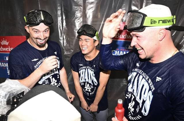 Baseball: Dodgers clinch NL West title (From L) Los Angeles Dodgers Blake Snell, Yoshinobu Yamamoto and Tarik Skubal celebrate with champagne after the Dodgers clinched their fifth consecutive National League West title with an 8-2 victory over the Cincinnati Reds at Great American Ball Park in Cincinnati, Ohio, on Sept. 17, 2026.  A14AA0005627758P