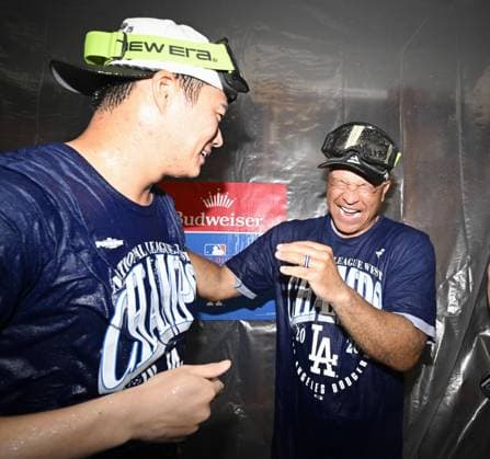 Baseball: Dodgers clinch NL West title Los Angeles Dodgers Yoshinobu Yamamoto (L) and manager Dave Roberts celebrate with champagne after the Dodgers clinched their fifth consecutive National League West title with an 8-2 victory over the Cincinnati Reds at Great American Ball Park in Cincinnati, Ohio, on Sept. 17, 2026.  A14AA0005627759P