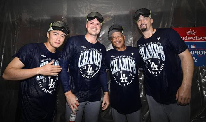 Baseball: Dodgers clinch NL West title (From L) Los Angeles Dodgers Yoshinobu Yamamoto, Tarik Skubal, manager Dave Roberts and Blake Snell pose for a photo after the Dodgers clinched their fifth consecutive National League West title with an 8-2 victory over the Cincinnati Reds at Great American Ball Park in Cincinnati, Ohio, on Sept. 17, 2026.  A14AA0005627760P
