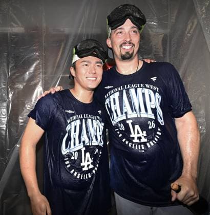 Baseball: Dodgers clinch NL West title Los Angeles Dodgers pitchers Yoshinobu Yamamoto (L) and Blake Snell pose for a photo after the Dodgers clinched their fifth consecutive National League West title with an 8-2 victory over the Cincinnati Reds at Great American Ball Park in Cincinnati, Ohio, on Sept. 17, 2026.  A14AA0005627761P