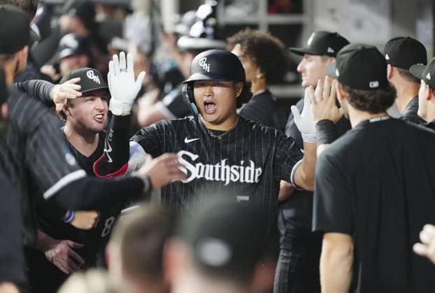 Baseball: Tigers vs. White Sox Munetaka Murakami of the Chicago White Sox celebrates with teammates in the dugout after hitting a three-run home run in the first inning of a baseball game against the Detroit Tigers at Rate Field in Chicago on Sept. 17, 2026.  A14AA0005627769P