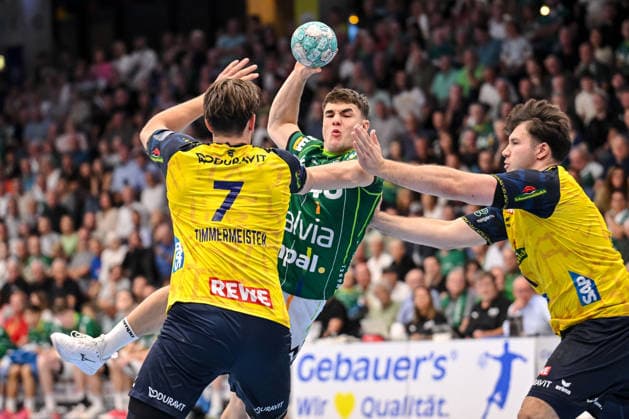 Göppingen, Germany, September 17, 2026 Robert Timmermeister Rhein Neckar Löwen, Elias Newel of FRISCH AUF Goeppingen and Aron Seesing of Rhein Neckar Löwen in a one-on-one battle during the Opel Handball Bundesliga match between FRISCH AUF Goeppingen and Rhein Neckar Löwen at the EWS Arena on September 17, 2026, in Goeppingen, Germany. Photo by Harry Langer, DeFodi Images. Goeppingen, Germany, September 17, 2026. Robert Timmermeister, Rhein Neckar Löwen, Elias Newel of FRISCH AUF Göppingen and Aron Seesing of Rhein Neckar Löwen battle for the ball during the Opel Handball Bundesliga match between FRISCH AUF Göppingen and Rhein Neckar Löwen at the EWS Arena on September 17, 2026 in Göppingen, Germany Photo by Harry Langer DeFodi Images Photo by Harry Langer DeFodi Images