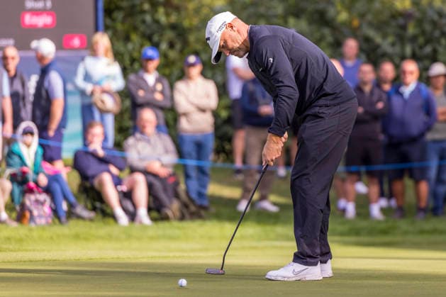 Golf - DP World Tour (European Tour) ˜Rolex Series™ - 2026 BMW PGA, Golf Herren Championship - Second Round - West Course, Wentworth Club - Friday 18th September 2026 Alex Noren (AUS) watches his putt on the 17th hole COLORSPORT DANIEL BEARHAM  cspDB_BMWPGA_R2_180926_