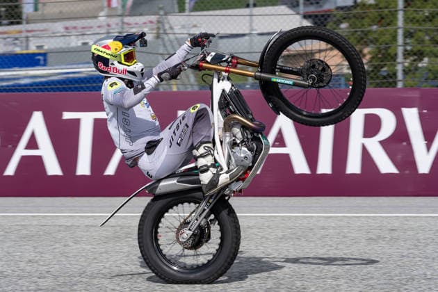 SPIELBERG, AUSTRIA - SEPTEMBER 18: Das Bild zeigt Adrian Guggemos aus Deutschland während der Freestyle Stuntshow im Rahmen des MotoGP Großer Preis von Österreich 2026 am RED BULL RING am 18. September, 2026 in SPIELBERG, ÖSTERREICH, STEIERMARK. SPIELBERG, AUSTRIA 18 SEPTEMBER: The picture shows Adrian Guggemos from Germany during the freestyle stunt show as part of the 2026 MotoGP Austrian Grand Prix at the RED BULL RING on 18 September 2026 in SPIELBERG, AUSTRIA, STYRIA. Copyright: xIBEX.agencyx xGerdxSchifferlx