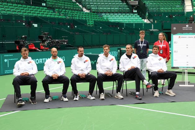 Davis Cup Draw Ceremony: Germany vs. Croatia; Team Germany (from left to right): Kevin Krawietz, Tim Puetz, Daniel Altmaier, Yannik Hanfmann, Alexander Zverev; Team Captain Michael Kohlmann; Heristo Arena, Halle Westf, Germany Copyright: xJuergenxHasenkopfx
