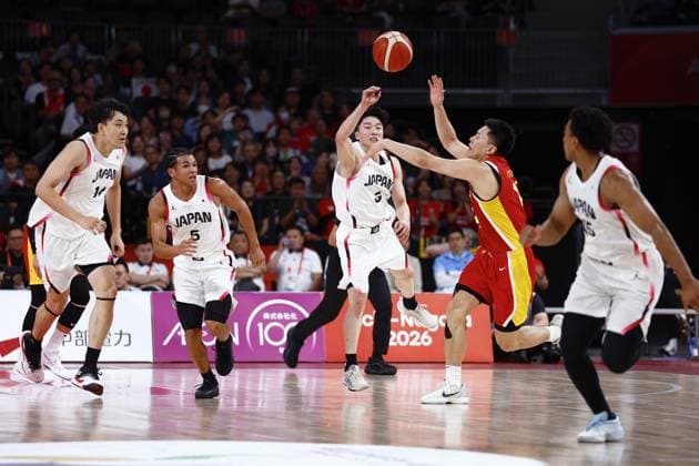Aichi-Nagoya Asian Games: Basketball Japan s Kotetsu Kurokawa (C) passes the ball during the third quarter of a men s basketball semifinal match against China at the Aichi-Nagoya Asian Games at Aichi International Arena in Nagoya, central Japan, on Sept. 18, 2026.  A14AA0005627845P