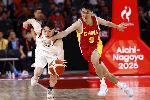 Aichi-Nagoya Asian Games: Basketball China s Pang Zhenglin (R) and Japan s Kotetsu Kurokawa vie for the ball during the third quarter of a men s basketball semifinal match at the Aichi-Nagoya Asian Games at Aichi International Arena in Nagoya, central Japan, on Sept. 18, 2026.  A14AA0005627847P