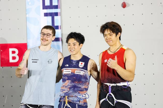 (260918) -- CHONGQING, Sept. 18, 2026 -- Gold medalist Omasa Ryo (C) of Japan, Silver medalist Leander Carmanns (L) of Germany and Bronze medalist Zhao Yicheng of China pose after the men s speed final at the World Climbing Series Chongqing 2026 in southwest China s Chongqing, Sept. 18, 2026. ) (SP)CHINA-CHONGQING-CLIMBING-WORLD SERIES-MEN S SPEED (CN) HuangxWei 