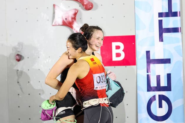 (260918) -- CHONGQING, Sept. 18, 2026 -- Emma Hunt of the United States greets with Zhang Shaoqin (Front) of China after the women s speed final at the World Climbing Series Chongqing 2026 in southwest China s Chongqing, Sept. 18, 2026. ) (SP)CHINA-CHONGQING-CLIMBING-WORLD SERIES-WOMEN S SPEED (CN) HuangxWei 