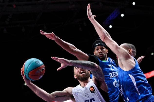 Russia Basketball United League Supercup Zenit - Anadolu Efes 9246041 18.09.2026 Anadolu s Mike James, left, shoots as Zenit s Andre Roberson blocks during the VTB United League SuperCup basketball match between Zenit St. Petersburg and Anadolu Efes Istanbul, in Moscow, Russia. Alexey Filippov Sputnik Moscow Russia  Copyright: xAlexeyxFilippovx