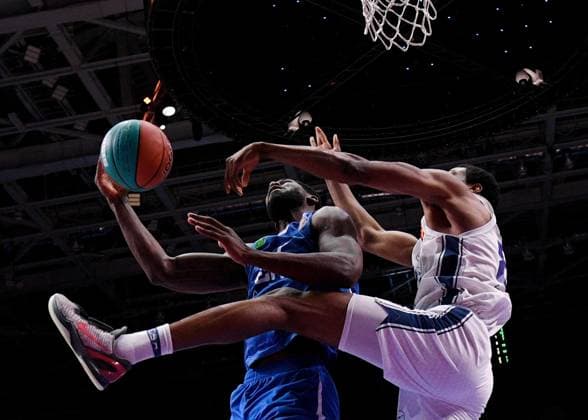 Russia Basketball United League Supercup Zenit - Anadolu Efes 9246049 18.09.2026 Zenit s Alex Poythress and Anadolu s Kai Jones struggle for a ball during the VTB United League SuperCup basketball match between Zenit St. Petersburg and Anadolu Efes Istanbul, in Moscow, Russia. Alexey Filippov Sputnik Moscow Russia  Copyright: xAlexeyxFilippovx