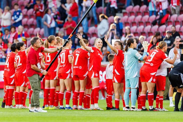 GPFBL, 1 FSV Mainz 05 vs. Eintracht Frankfurt, September 18, 2026, Mainz: The Mainz players greet the fans before the Google Pixel Women’s Bundesliga match on Matchday 5 of the 2026–27 season between 1 FSV Mainz 05 and Eintracht Frankfurt at the MEWA Arena in Mainz, September 18, 2026 Copyright: xBEAUTIFULxSPORTS Hahnex