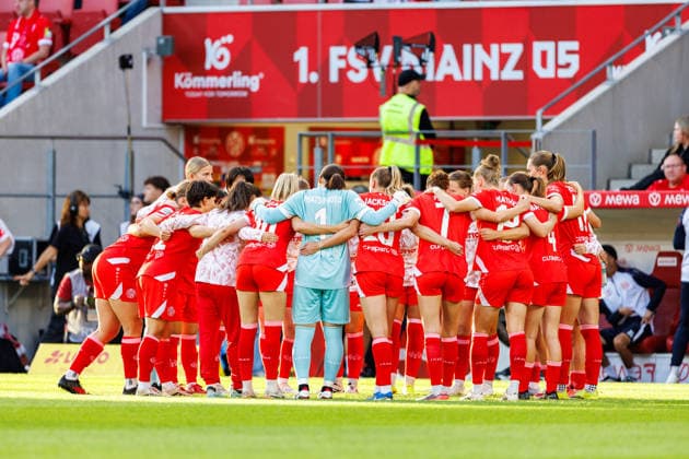 GPFBL, 1 FSV Mainz 05 vs. Eintracht Frankfurt, September 18, 2026, Mainz: The Mainz players form a circle to rally together before the Google Pixel Women’s Bundesliga match on Matchday 5 of the 2026–27 season between 1 FSV Mainz 05 and Eintracht Frankfurt at the MEWA Arena, Mainz, September 18, 2026 Copyright: xBEAUTIFULxSPORTS Hahnex