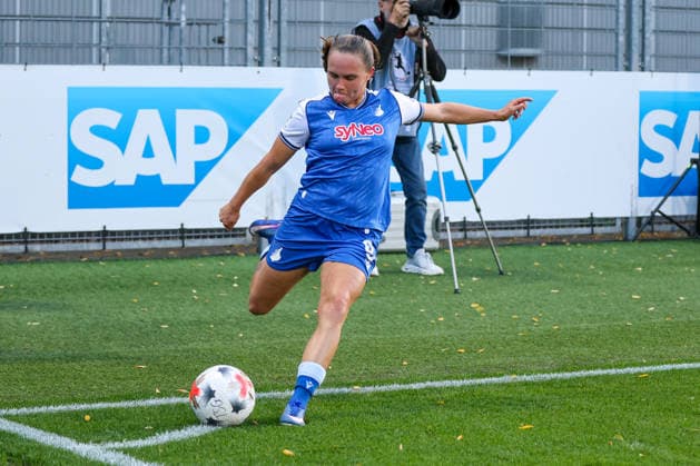 Marie Steiner, TSG 1899 Hoffenheim, 9 during a corner kick in the Women s Bundesliga, Matchday 5, TSG 1899 Hoffenheim vs. VfL Wolfsburg on September 18, 2026, at the Dietmar Hopp Stadium in Hoffenheim, Germany; Hoffenheim, Dietmar Hopp Stadium, Germany Copyright: xFranzxReindelx