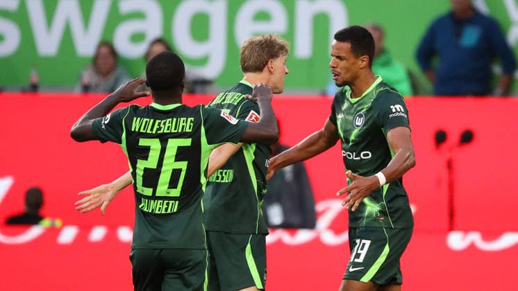 VfL vs. Darmstadt, 2. Bundesliga Wolfsburg, September 18, 2026, Soccer, Men s, 2. Bundesliga, 2026–2027 Season, VfL Wolfsburg vs. SV Darmstadt 98: Robert Glatzel of VfL Wolfsburg celebrates with his teammates after scoring the 2-1 goal. DFL DFB REGULATIONS PROHIBIT ANY USE OF PHOTOGRAPHS AS IMAGE SEQUENCES AND OR QUASI-VIDEO. Volkswagen Arena, Lower Saxony, Germany