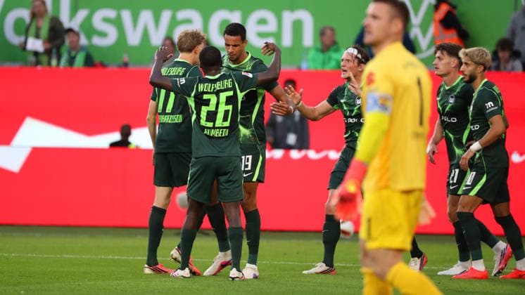 VfL vs. Darmstadt, 2. Bundesliga Wolfsburg, September 18, 2026, Soccer, Men s, 2. Bundesliga, 2026–2027 Season, VfL Wolfsburg vs. SV Darmstadt 98: Robert Glatzel of VfL Wolfsburg celebrates with his teammates after scoring the 2-1 goal. DFL DFB REGULATIONS PROHIBIT ANY USE OF PHOTOGRAPHS AS IMAGE SEQUENCES AND OR QUASI-VIDEO. Volkswagen Arena, Lower Saxony, Germany