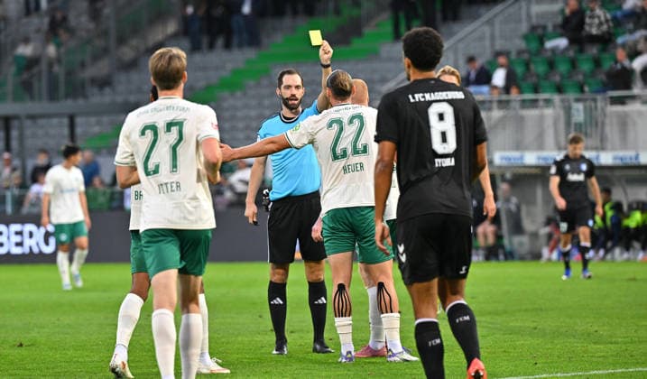 September 18, 2026 Soccer Season 2026–2027, Bundesliga 2, Matchday 6: SpVgg Greuther Fürth vs. Kleeblatt FC Magdeburg, FCM Sports Photo by Zink MeZi xmexzix. DFL regulations prohibit any use of photographs as image sequences and or quasi-video; for editorial use only. Christian Ballweg: The referee shows Jannis Heuer (22), SpVgg Greuther Fürth, a yellow card.