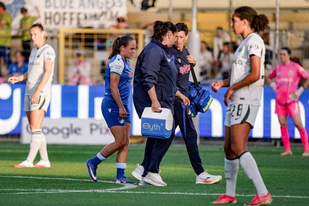 Germany Soccer Season 2026–2027, Google Pixel Women s Bundesliga, Matchday 5, TSG 1899 Hoffenheim vs. VfL Wolfsburg, Dietmar Hopp Stadium, Hoffenheim, Marie Steiner, TSG Hoffenheim, 9, after an injury, with doctors, facial expressions, emotion, Hoffenheim, Dietmar Hopp Stadium, Germany Copyright: xBennetxLongx