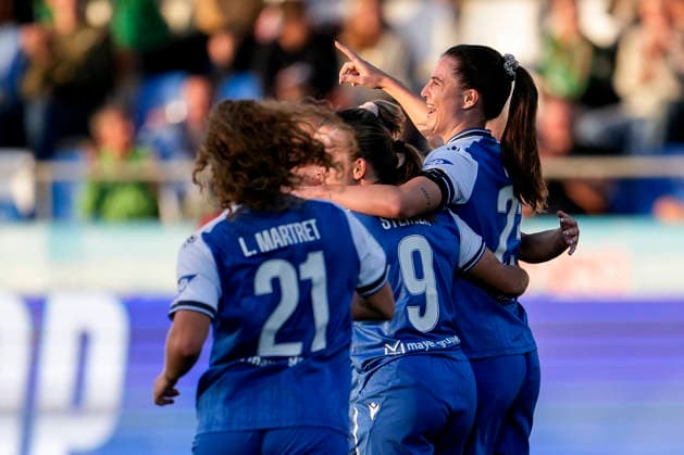 Players from TSG 1899 Hoffenheim celebrate with goal scorer Chiara Hahn (TSG, 23), on the right, after scoring the 1-0 goal, Celebration, Goal celebration, Goal scored, celebrating the goal, goal, celebration, cheering over the goal, rejoicing, joy, happy, optimistic, positive, game scene, highlight, action, 18 09 2026, Sinsheim, Hoffenheim, Germany, soccer, Google Pixel Women’s Bundesliga, TSG 1899 Hoffenheim vs. VfL Wolfsburg, DFB and DFL regulations prohibit any use of photographs as image sequences and or quasi-video xozx
