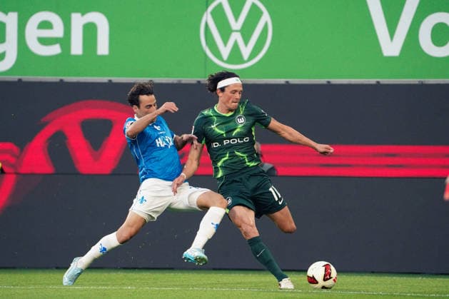 Germany Soccer 2. Bundesliga 2026–2027, Matchday 6: VfL Wolfsburg vs. SV Darmstadt 98 at Volkswagen Arena in Wolfsburg—Fabian Reese (VfL Wolfsburg, No. 11) and Christopher Lannert (SV Darmstadt 98, No. 28) in a tackle Copyright: xAymanxAlahmedx