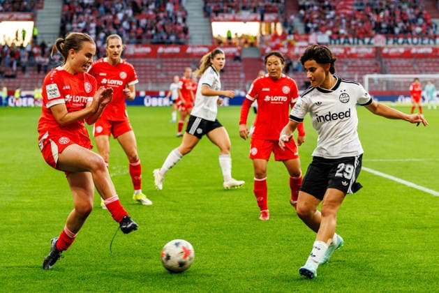 GPFBL, 1. FSV Mainz 05 vs. Eintracht Frankfurt, September 18, 2026, Mainz—A tackle between Kara Bathmann of 1. FSV Mainz 05, 4, and Dilara Acikgöz of Eintracht Frankfurt, 29, during the Google Pixel Women’s Bundesliga match on Matchday 5 of the 2026–27 season between 1. FSV Mainz 05 and Eintracht Frankfurt at the MEWA Arena in Mainz on September 18, 2026 Copyright: xBEAUTIFULxSPORTS Hahnex