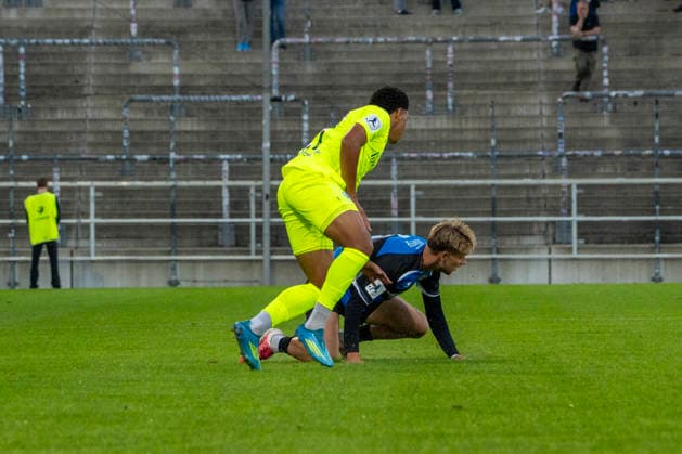 September 18, 2026, xerix, Regional League Southwest Soccer, FSV Frankfurt vs. Stuttgarter Kickers: A tackle between David Udogu of SV Stuttgarter Kickers and Phil Kemper of FSV Frankfurt, Frankfurt