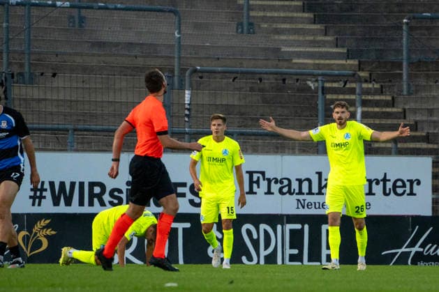 September 18, 2026, xerix, Regional League Southwest Soccer, FSV Frankfurt vs. Stuttgarter Kickers: Luca Trslic of SV Stuttgarter Kickers speaking with the referee after a foul in Frankfurt