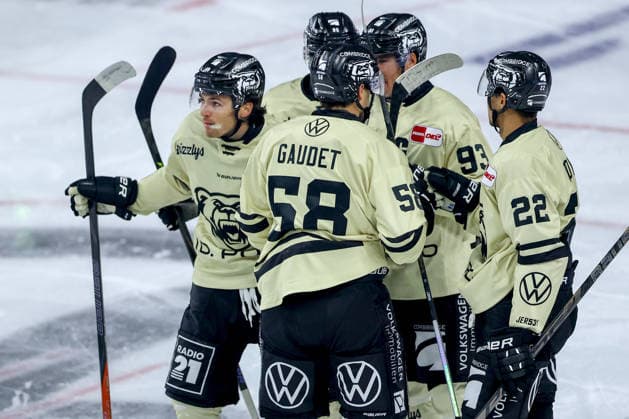 September 18, 2026, Ice hockey, DEL, Kölner Haie vs. Grizzlys Wolfsburg, Matchday 1, 2026–27 season, Lanxess Arena, Cologne; Celebration after the 1–0 goal scored by Bobby Lynch; Grizzlys Wolfsburg 49, along with North Rhine-Westphalia, Germany